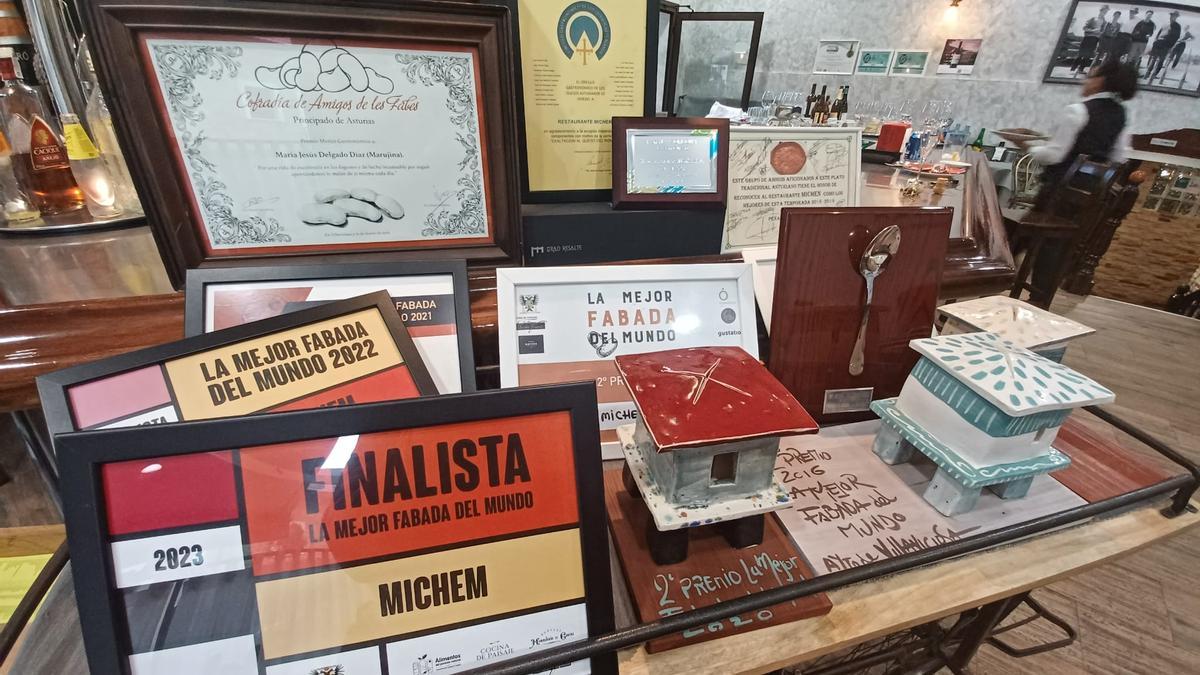 Algunos de los reconocimientos logrados por Michem en años anteriores, expuestos en el restaurante de Villabona.