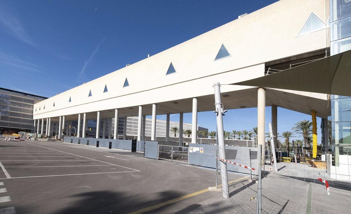 Una pasarela elevada unirá la terminal del aeropuerto de Palma y el parking | MIGUEL VICENS