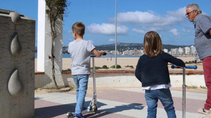 Antoni Trilla: «Encara estem lluny de tornar a les piscines i les platges»