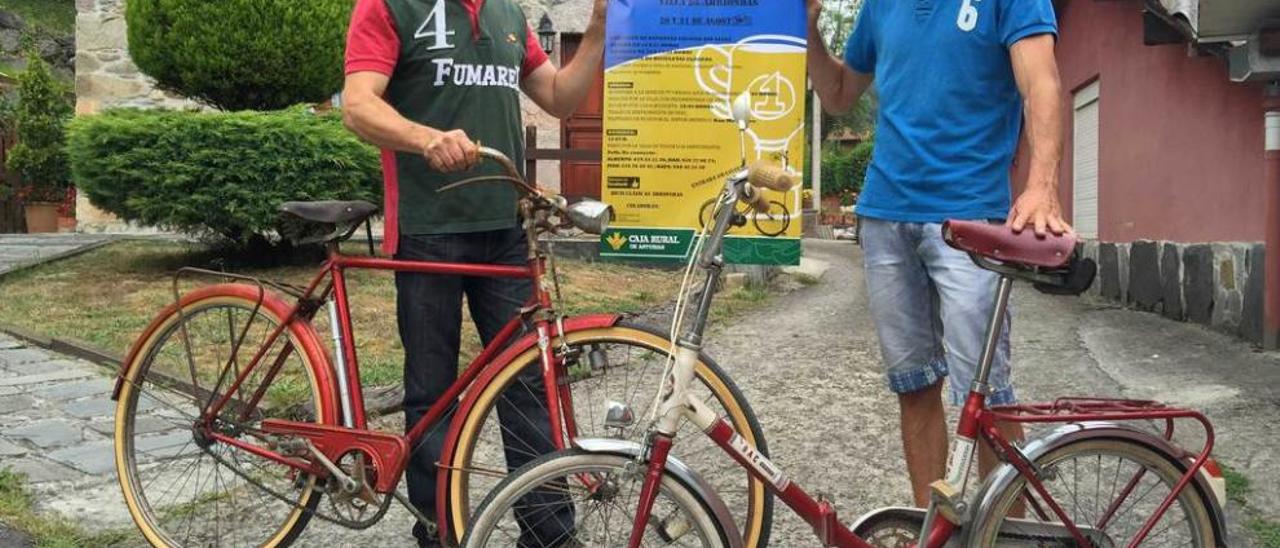 Rafa Sierra y Dan Miravalles presentando la concentración, con bicicletas antiguas, en Arriondas.