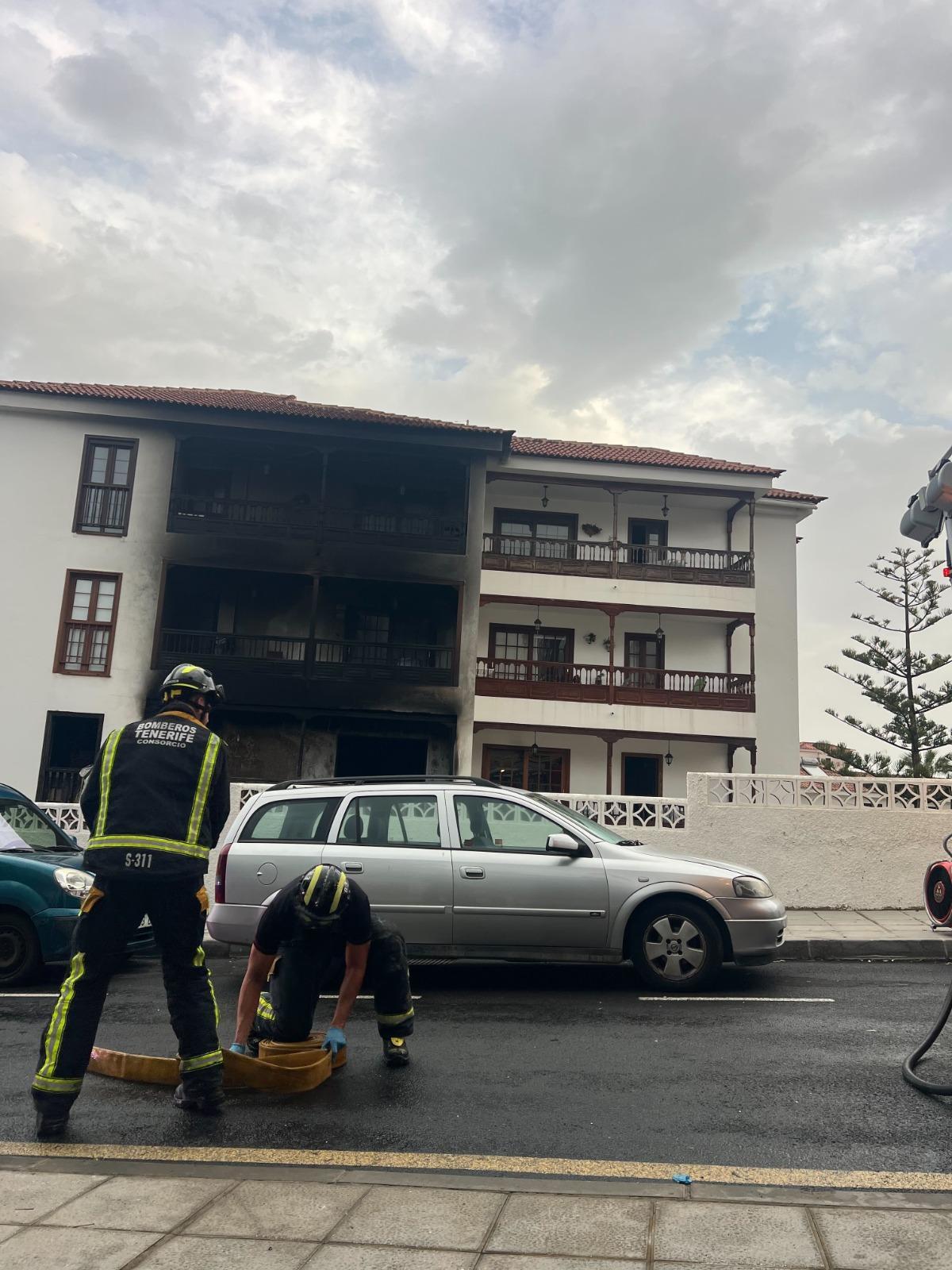 Muere una mujer y evacuadas treinta personas durante el incendio de un edificio en Tenerife