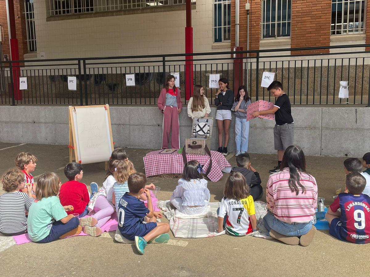 Picnic literario en el Colegio Maestros Arregui de Pola de Siero. Picnic literario en el Colegio Maestros Arregui de Pola de Siero.