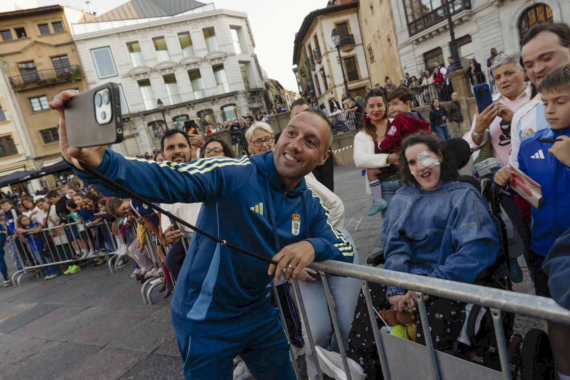 Locura azul en Oviedo: así fue la entrega de los nuevos coches a la plantilla en la plaza de la Catedral