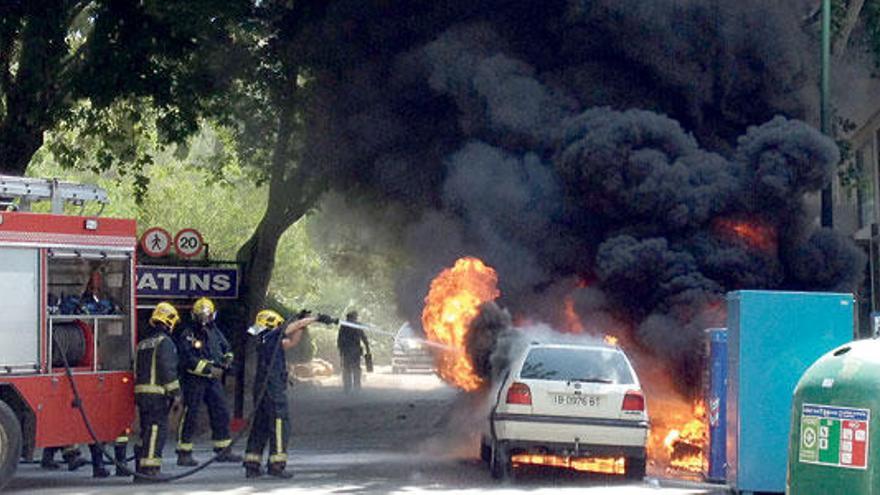 Alarma por un violento incendio de un coche en la Plaza de los Patines