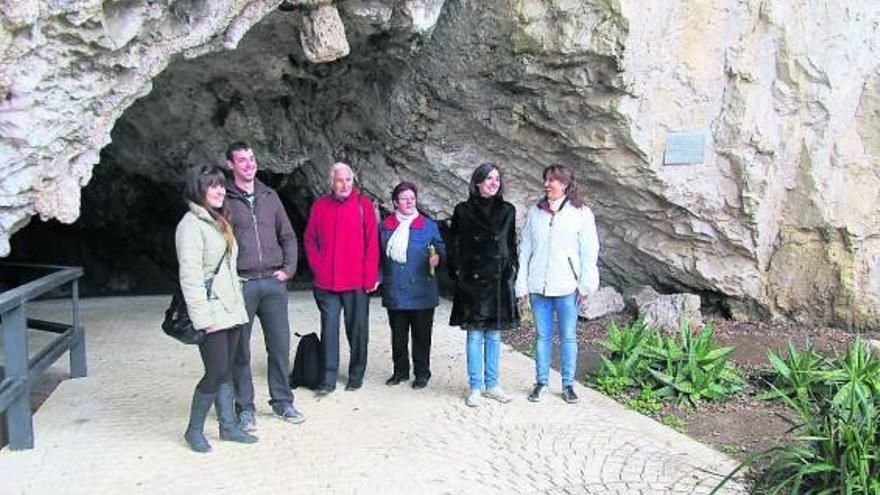 El primer grupo de visitantes, formado por seis turistas, a su salida de la cueva de Tito Bustillo.