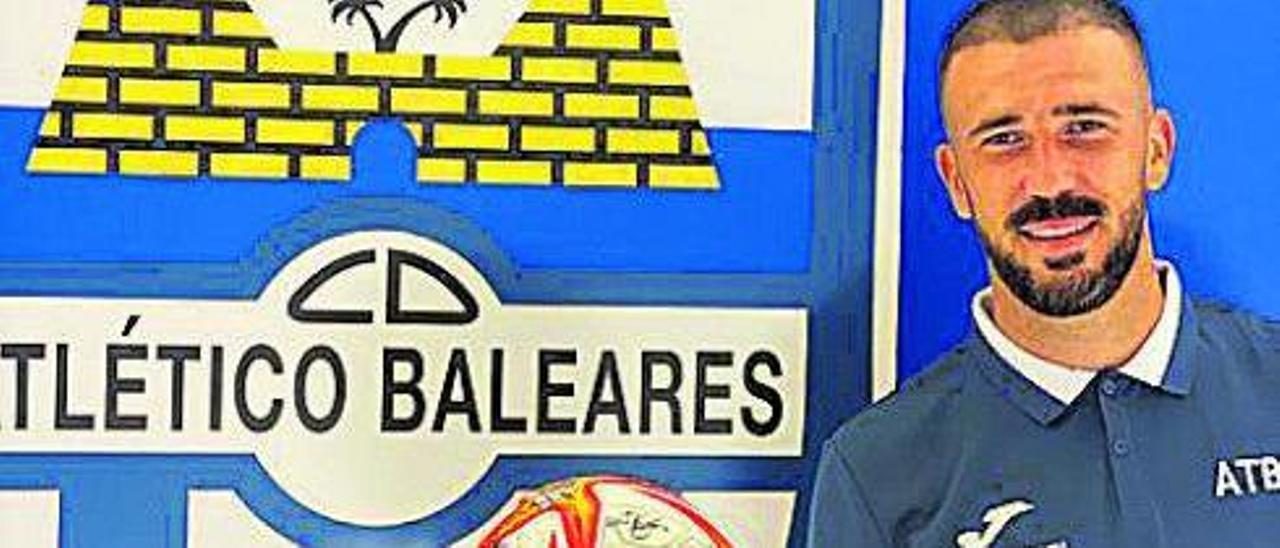 Dioni Villalba posa 
con el balón firmado por sus compañeros
tras el triplete. |  ATB