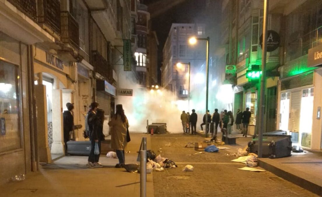 Destrozo de contenedores en el centro de A Coruña en una marcha contra el encarcelamiento de Pablo Hasél