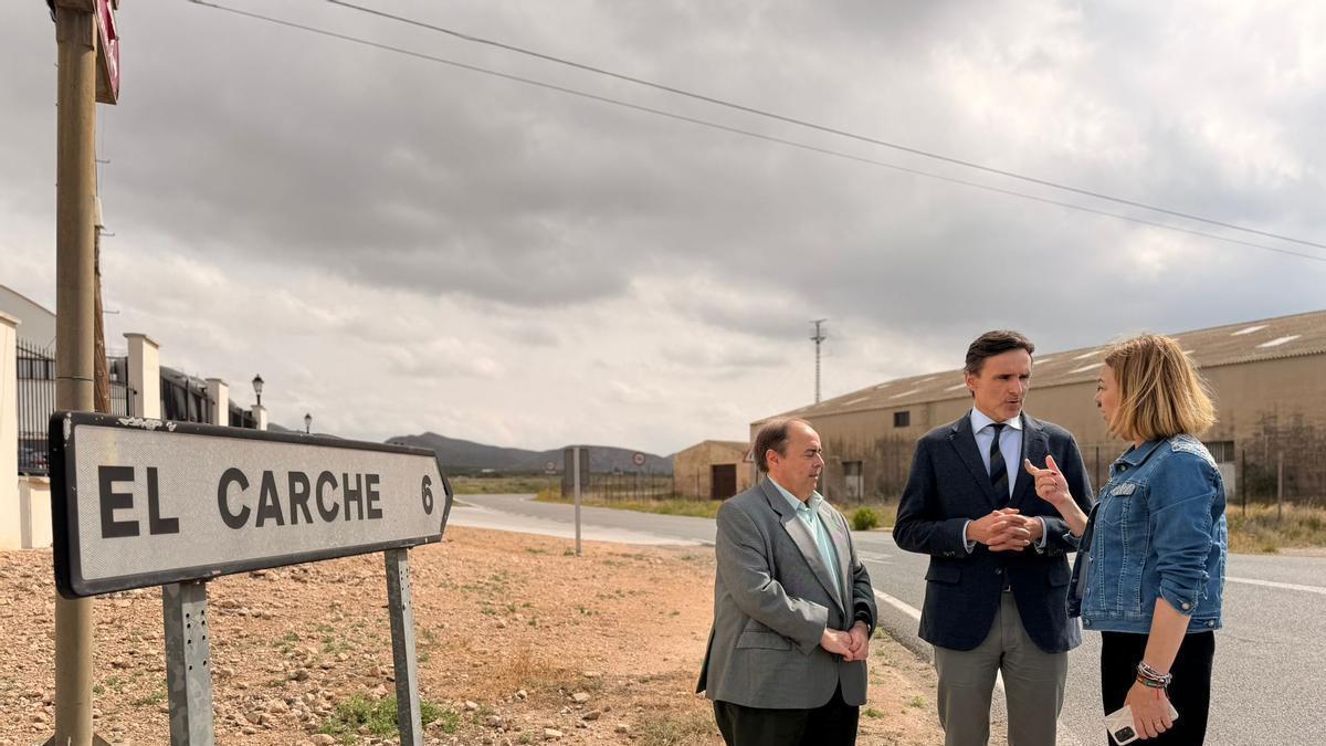 De izquierda a derecha: Francisco Carrillo García, director General de Carreteras; Jorge García Montoro, consejero de Fomento e Infraestructuras y Seve González, alcaldesa de Murcia.