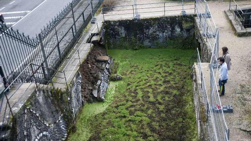 Visitantes observaban ayer los desperfectos provocados en el mural del estanque, precintado por seguridad.