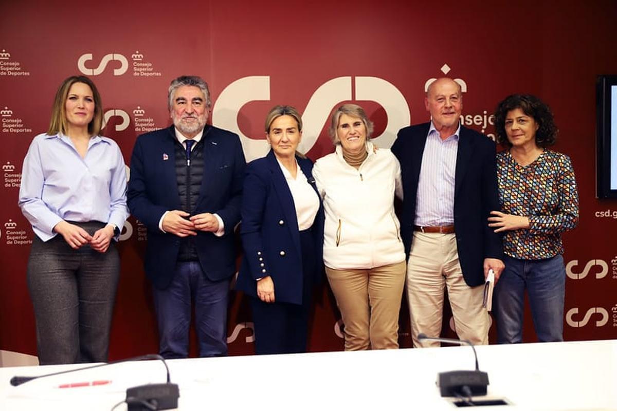 Con Silvia Intxaurrondo, el presidente del CSD, la ministra de educación FP y Deportes, Corbalán y Ángeles López editora de Almuzara