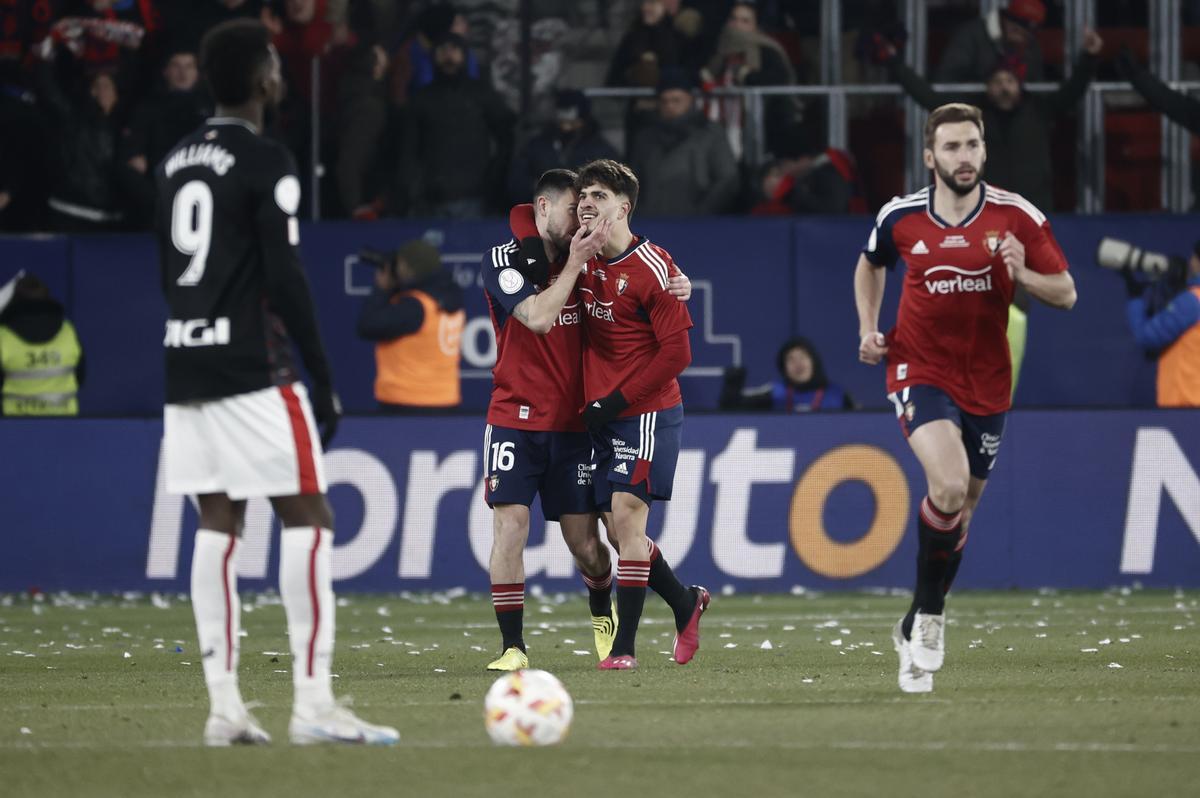 PAMPLONA, 01/03/2023.- El delantero de Osasuna Abde Ezzalzouli (2-d) celebra con Moi Gómez (2-i) tras marcar ante el Athletic, durante el partido de ida de las semifinales de la Copa del Rey que Osasuna y Athletic disputan este miércoles en el estadio de El Sadar, en Pamplona. EFE/Jesús Diges