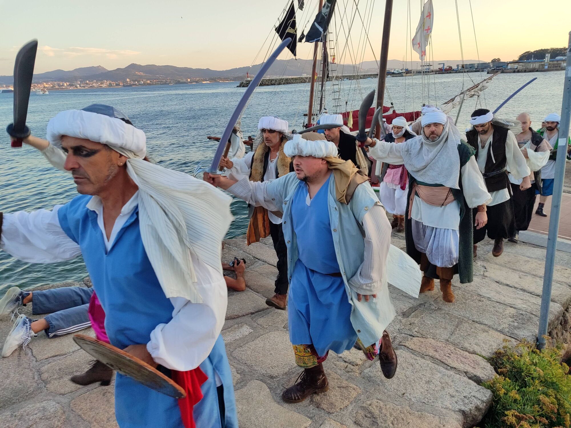REPRESENTACION TEATRAL DE LA INVASION TURCA DEFENSA DA VILA POR LAS CALLES DE CANGAS