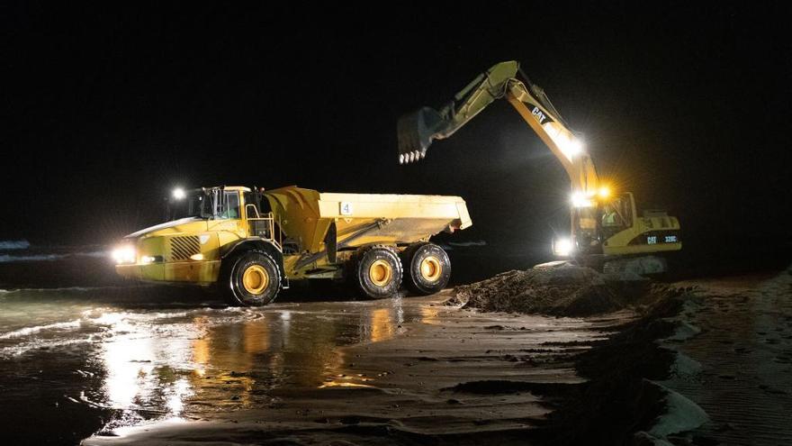 Trabajos de movimiento de arena en las dunas de Maspalomas.