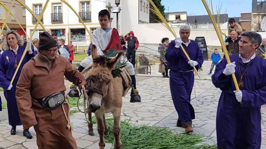 &quot;Cuca&quot; y Jesús de Nazaret, a su llegada al templo tapiego.