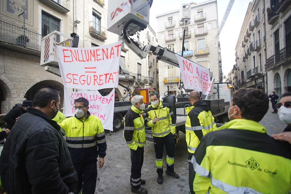 Protesta de la brigada d'enllumenat de Girona