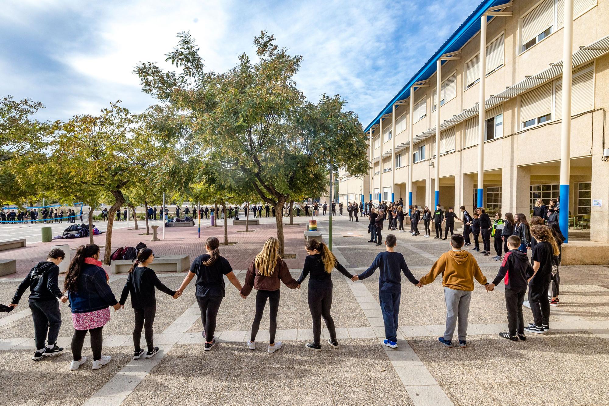 Alumnos de los institutos de Benidorm forman una "Cadena Humana" en la zona escolar del Salt de l'Aigua contra la violencia de género