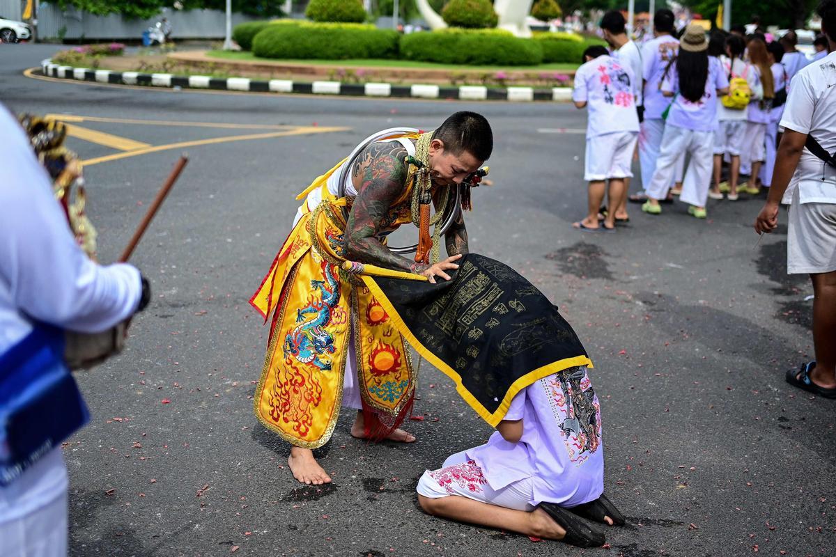 Piercings extremos para limpiar el alma en el Festival Vegetariano de Phuket