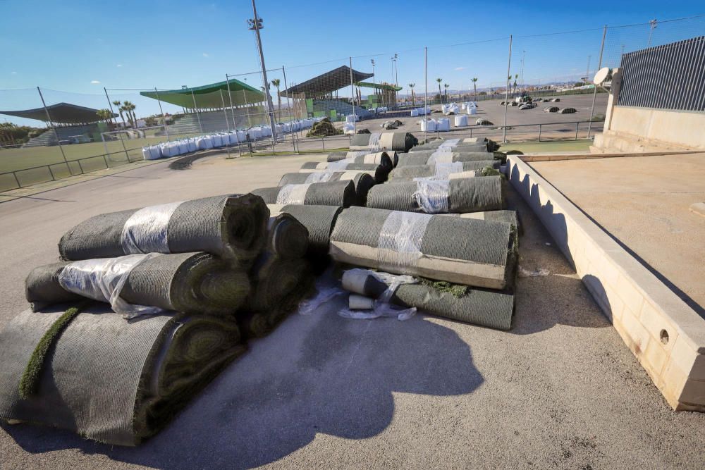 El césped artificial de los campos de fútbol de la Ciudad Deportiva se está sustituyendo en estos momentos. Más adelante se renovará la pista de atletismo. Las obras van a durar 4 meses y cuestan 650.