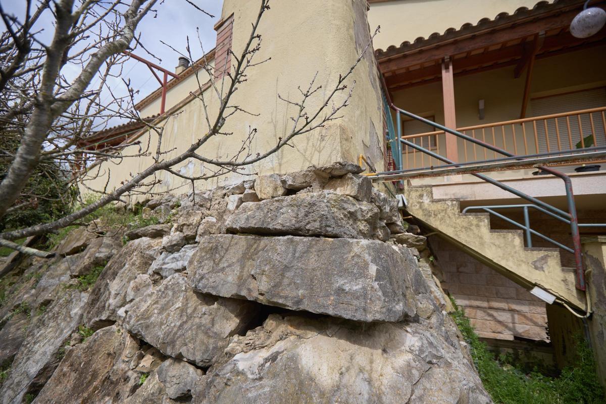 Les fotos dels desperfectes en una casa per les obres de la variant d'Anglès