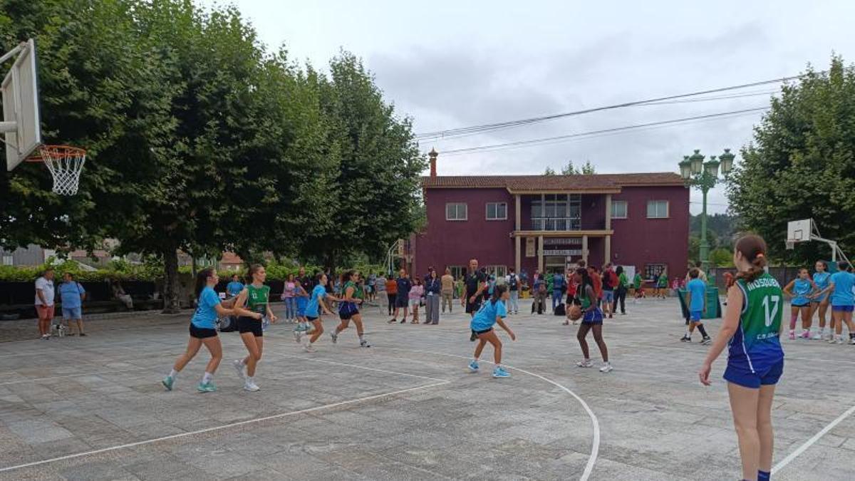 Una anterior edición del trofeo de Catoira.