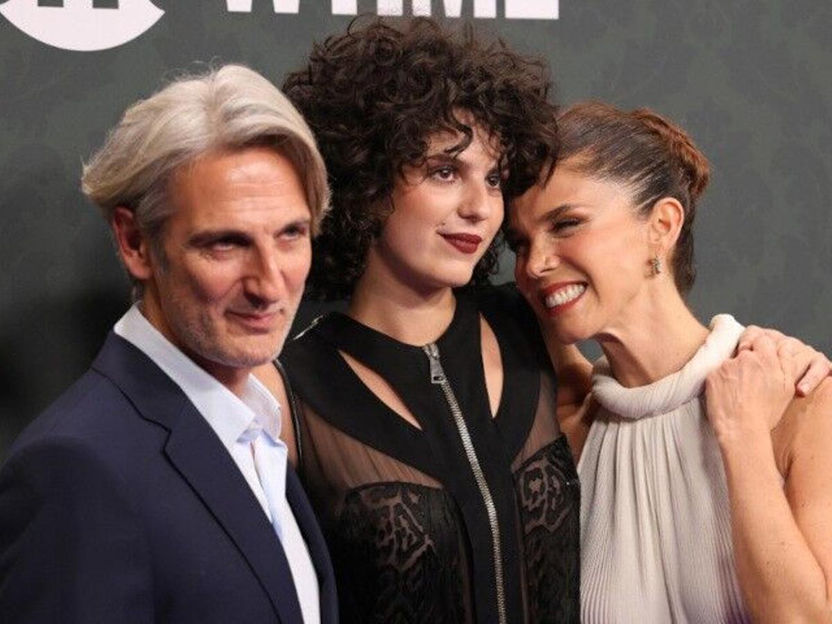 Ernesto Alterio y Juana Acosta con su hija Lola durante el estreno de la nueva serie original de SkyShowtime 'El Homenaje' que se celebra el en Círculo de Bellas Artes.