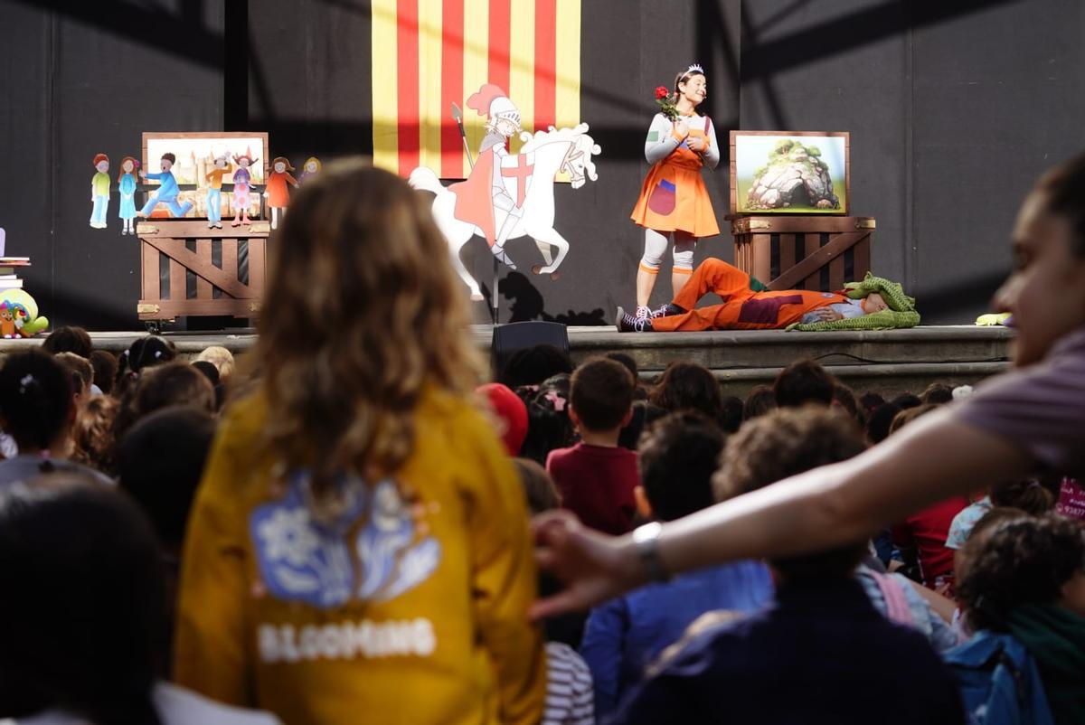 GALERIA | Gairebé 1.200 infants viuen la llegenda de Sant Jordi al patí del Kursaal de Manresa