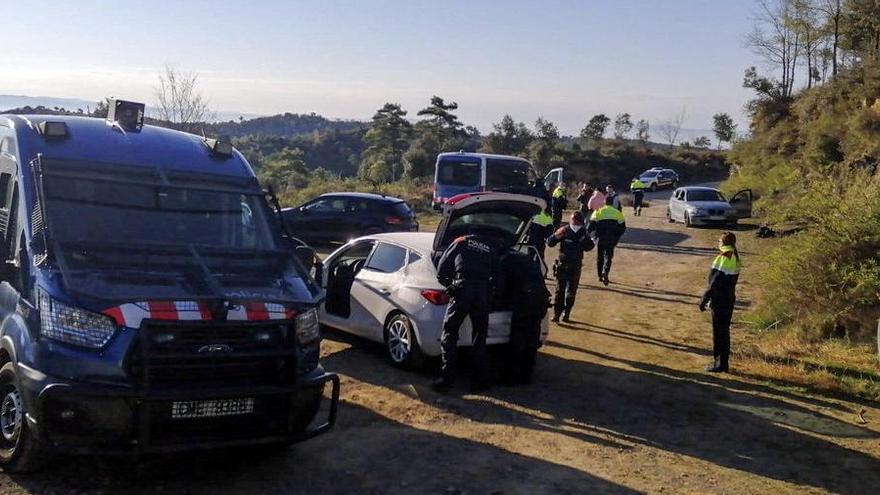 Una furgoneta de Mossos d&#039;Esquadra a la festa il·legal en una masia del Berguedà