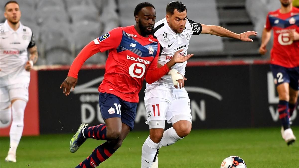 Ikoné pugna por un balón con Savanier durante la visita del Montpellier al Lille