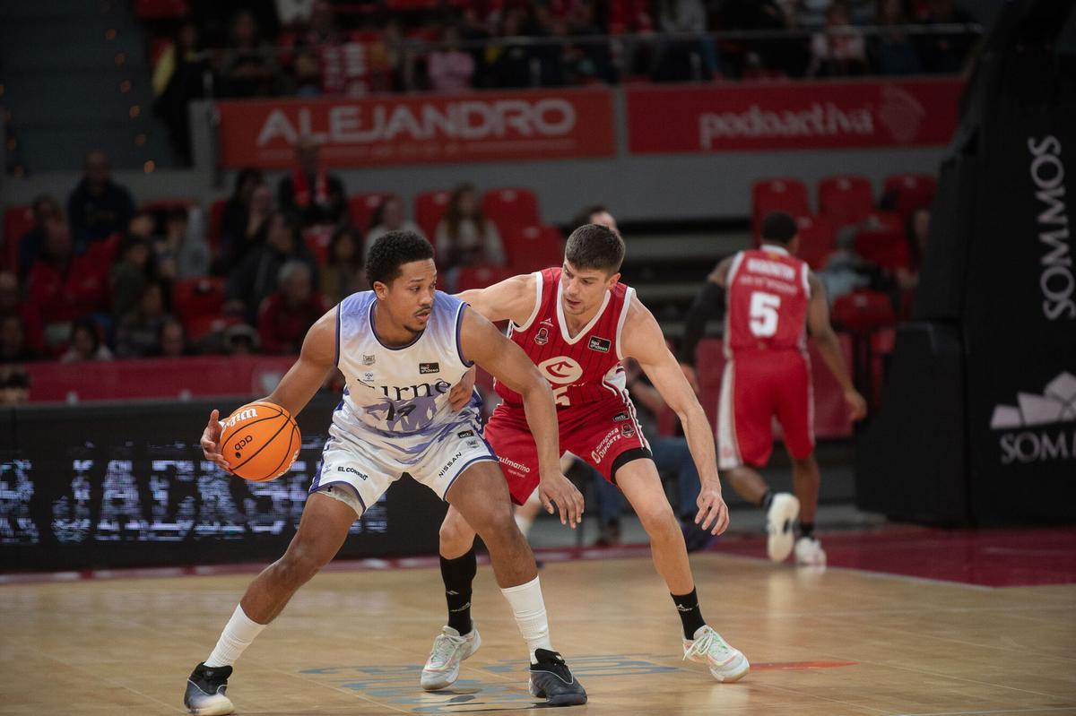 Joaquín Rodríguez defiende a Pantzar, ayer en el Príncipe Felipe frente al Surne Bilbao.