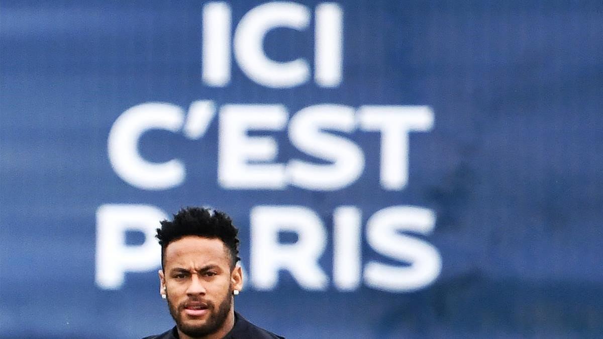 Neymar, en el entrenamiento del Paris SG antes del duelo con el Rennes.
