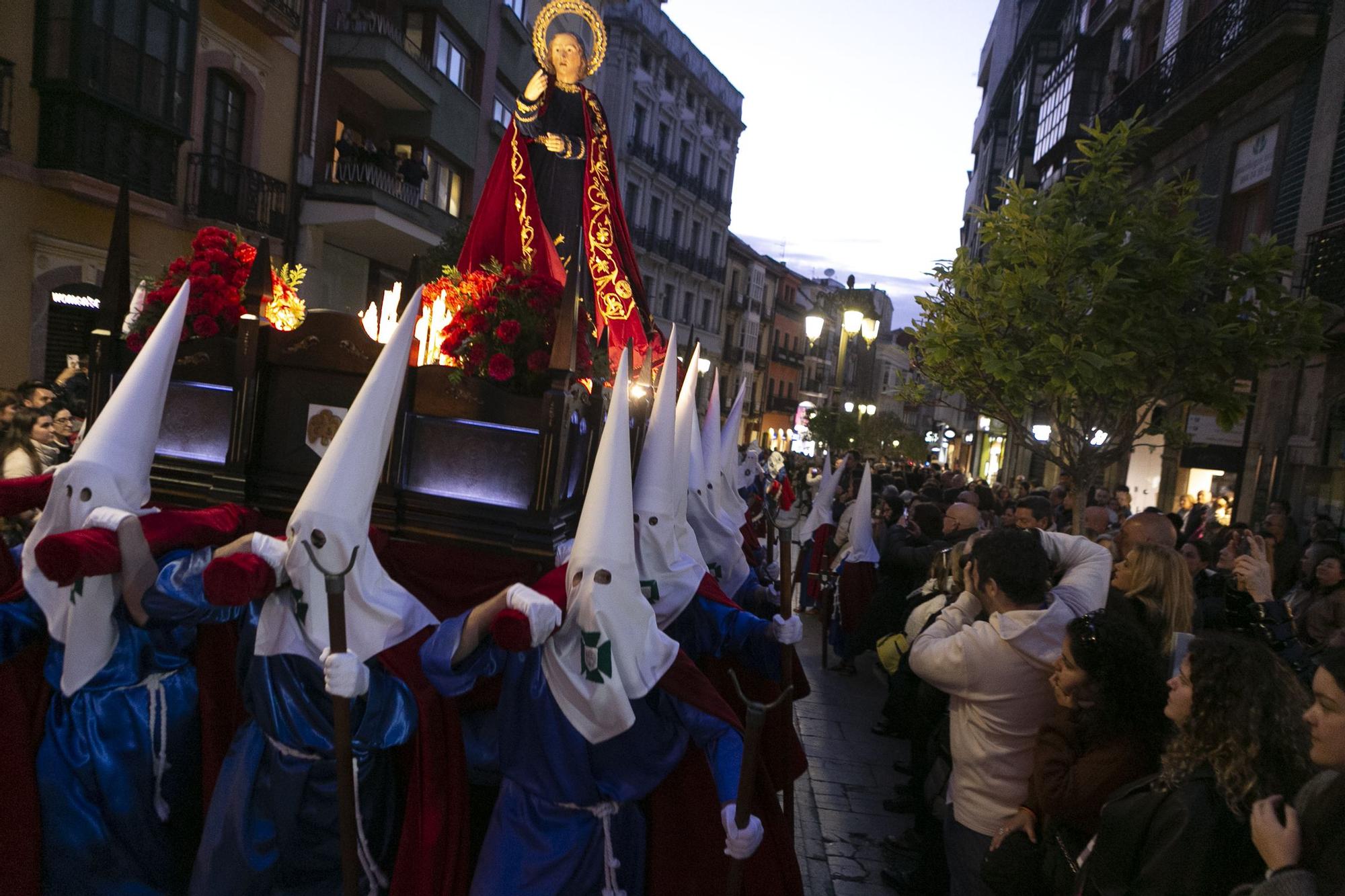 Semana Santa en Avilés: el Encuentro de Jesusín de Galiana, San Juan y la Dolorosa