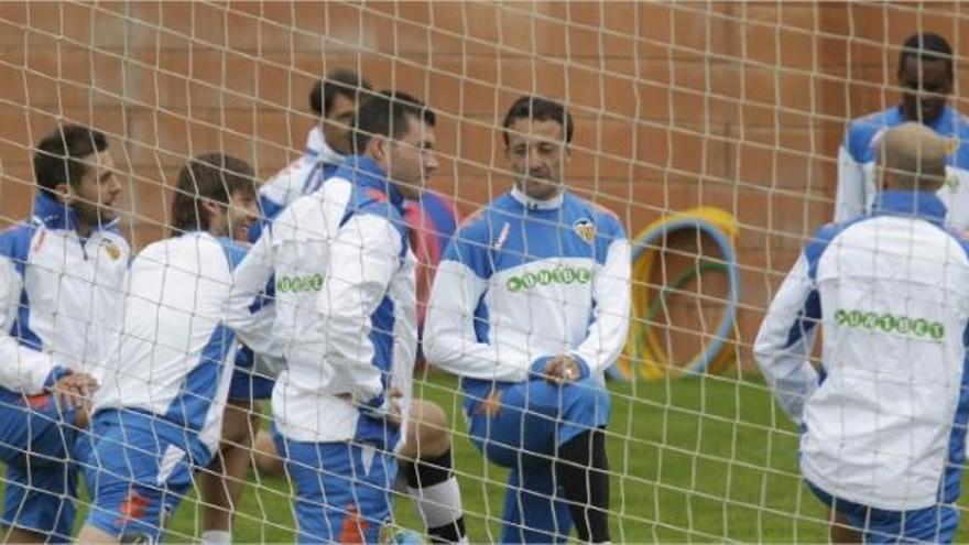 Jordi Alba, Dealbert, David Navarro, César Bruno y Miguel realizan estiramientos antes del entrenamiento.