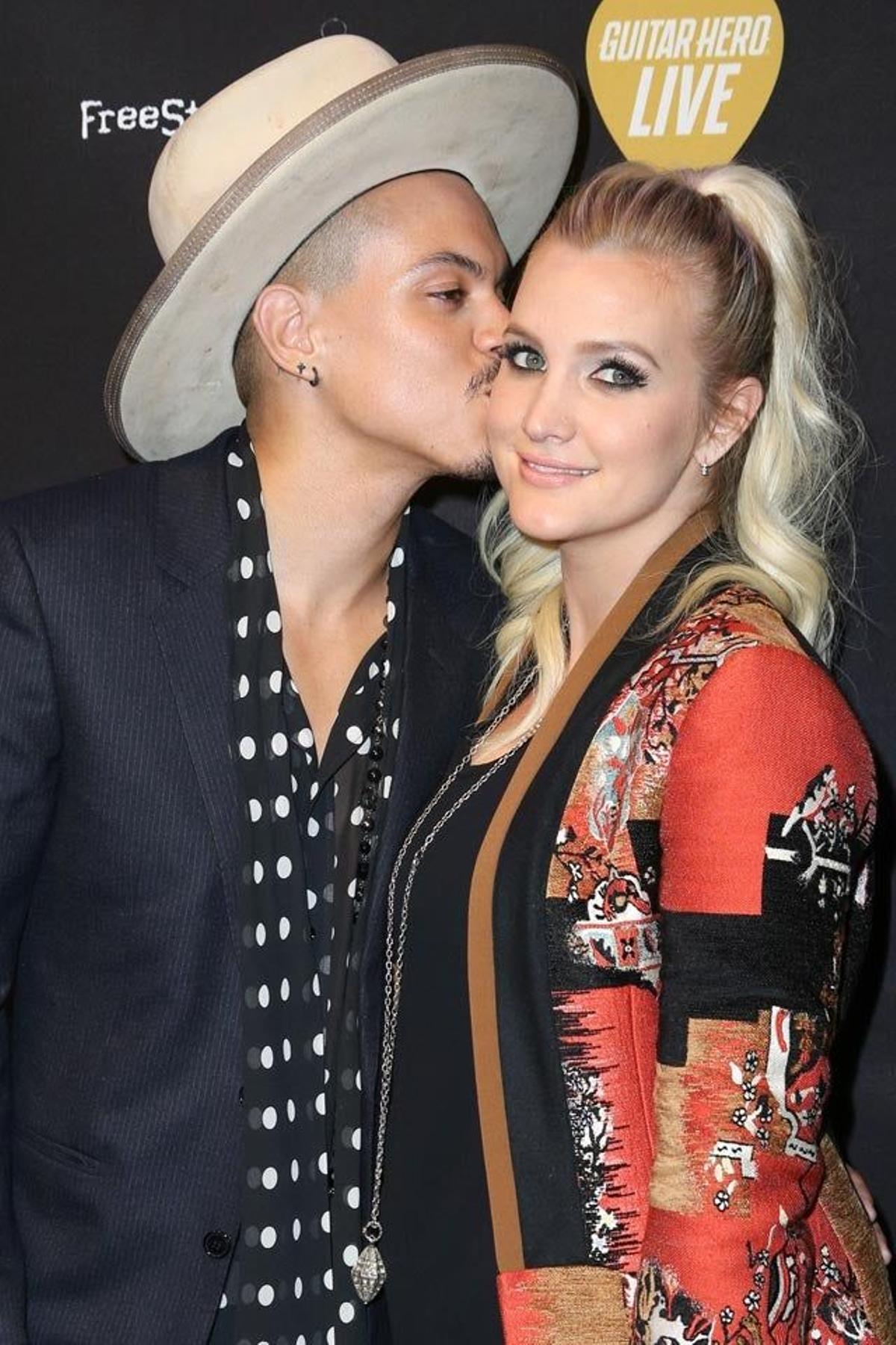 Evan Ross y Ashley Simspon se dan un beso, en la fiesta de lanzamiento de lo nuevo de 'Guitar Hero'