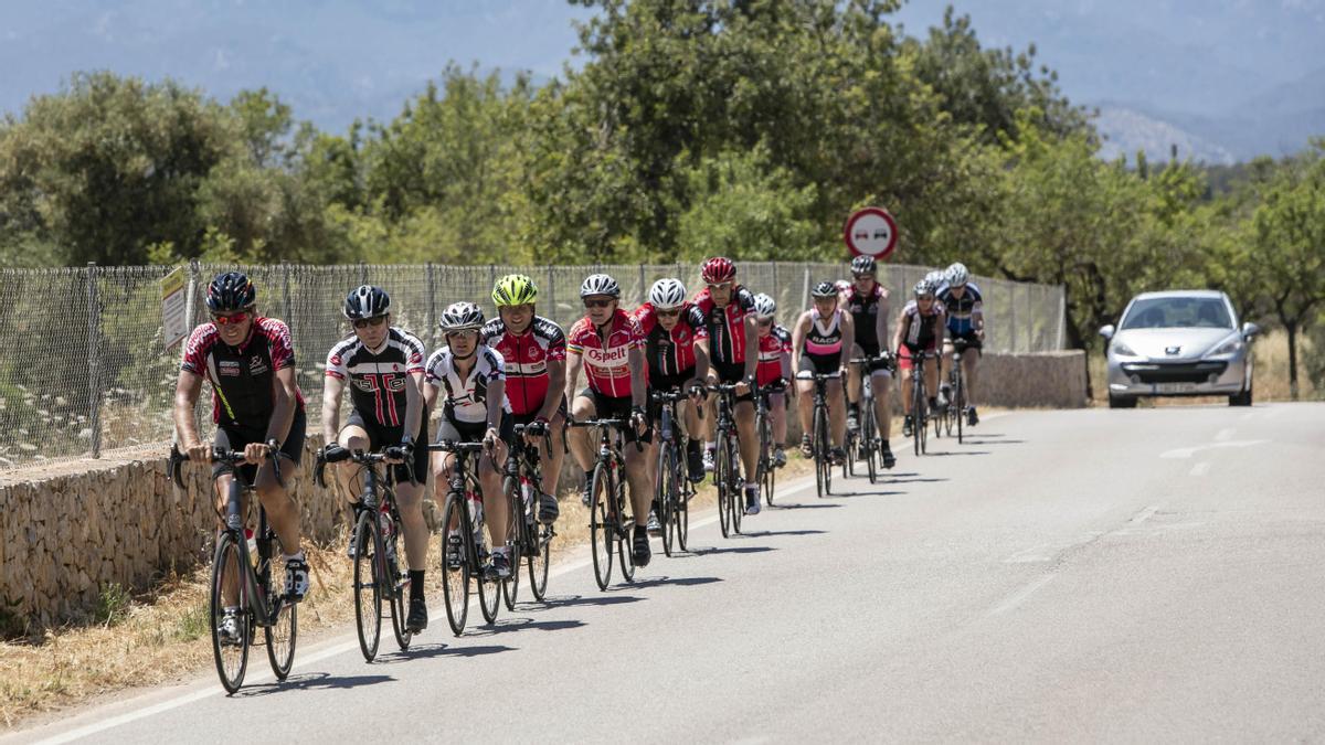 Ciclistas en una carretera de Mallorca