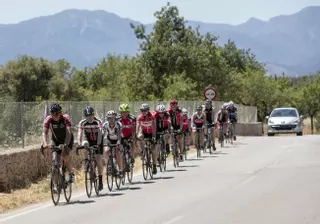 En primavera, los ciclistas colapsan Mallorca... y mejor tomárselo con humor