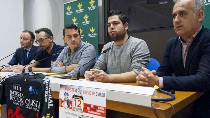 Por la izquierda, Alejandro Díaz, jefe de marketing de Caja Rural; Aladino Herraiz, representante del organizador C.D. B. Aldex; los concejales Fernando Villacampa y Rubén Rosón; y Ramón Méndez, de Coca-Cola.