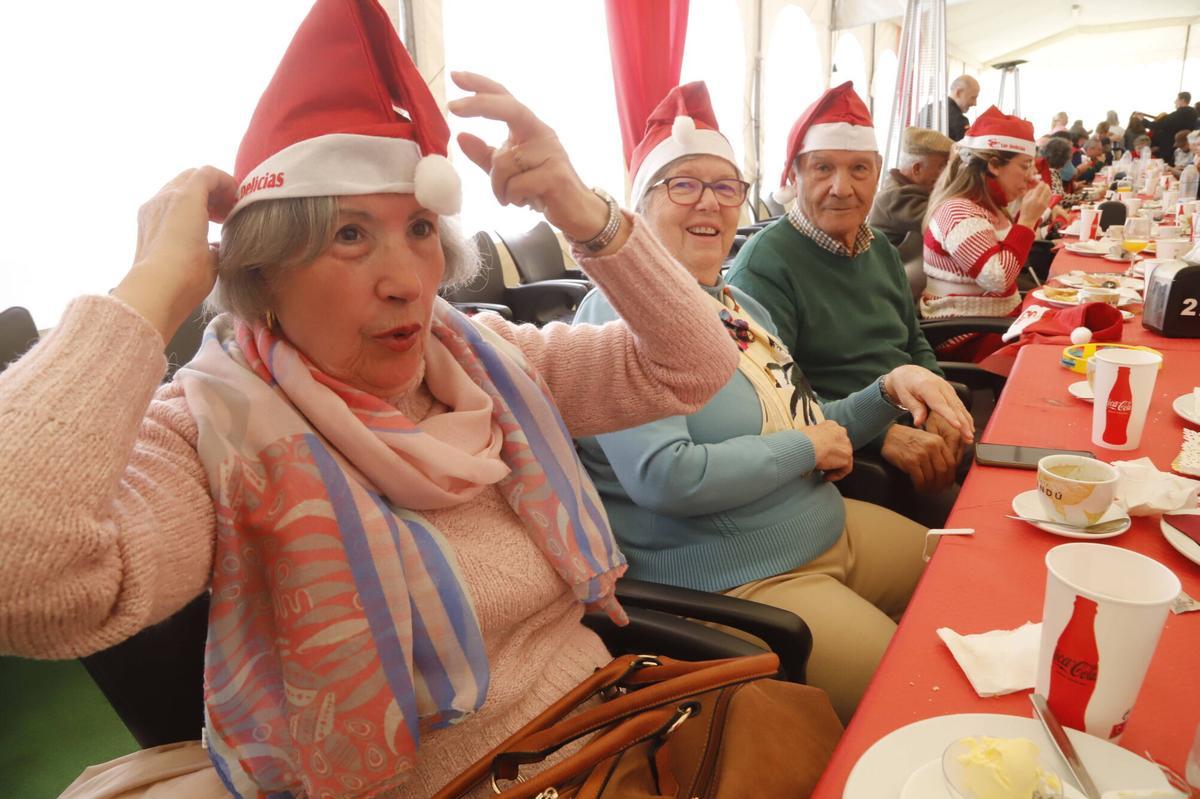 A.J.González Córdoba Varias decenas de personas mayores y voluntariado de Cruz Roja se reunirán mañana jueves 18 de diciembre en el restaurante Las Delicias de Córdoba para compartir un sencillo acto festivo. Para algunas de las personas que acudirán a esta cita -que consistirá en un desayuno amenizado con una actuación musical-, ocasiones como esta les permiten “escapar”, aunque sea por unas horas, de su situación de soledad no deseada