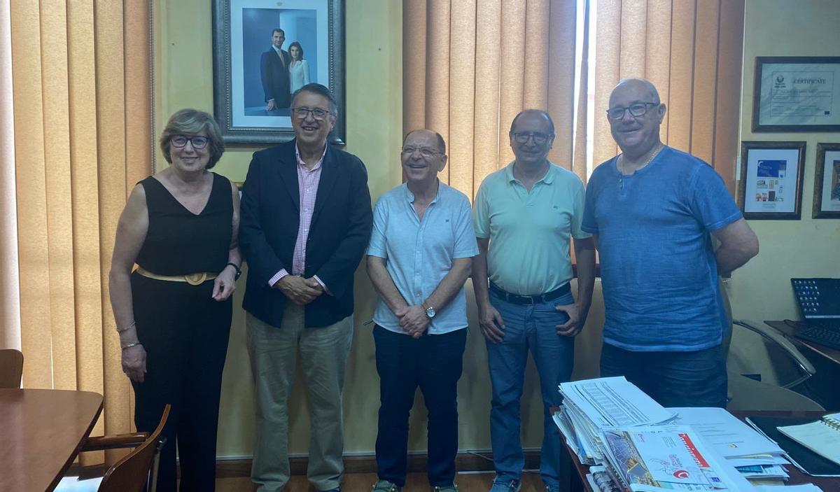 Asistentes a la presentación del acuerdo de colaboración entre el Ayuntamiento de Baena y el Cajasol Coto Córdoba de Baloncesto.