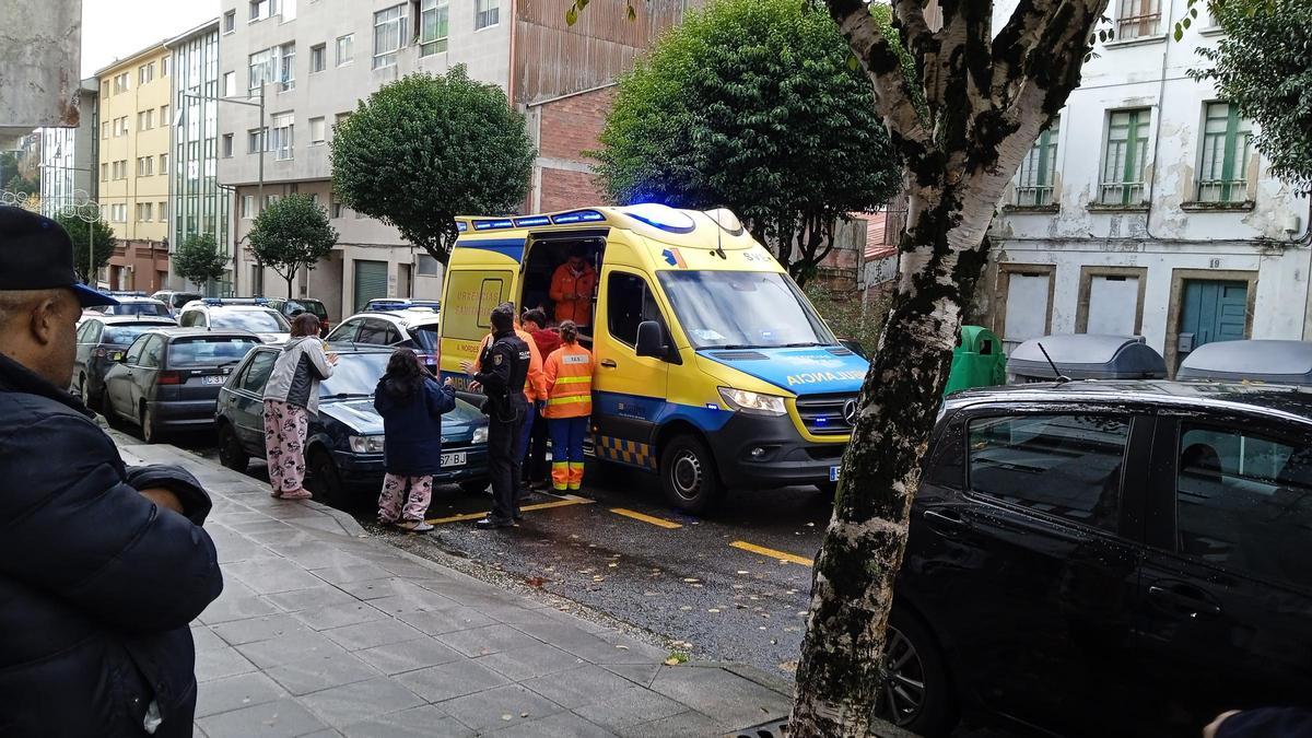 Los dos rescatados entran en la ambulancia para ser trasladados al hospital