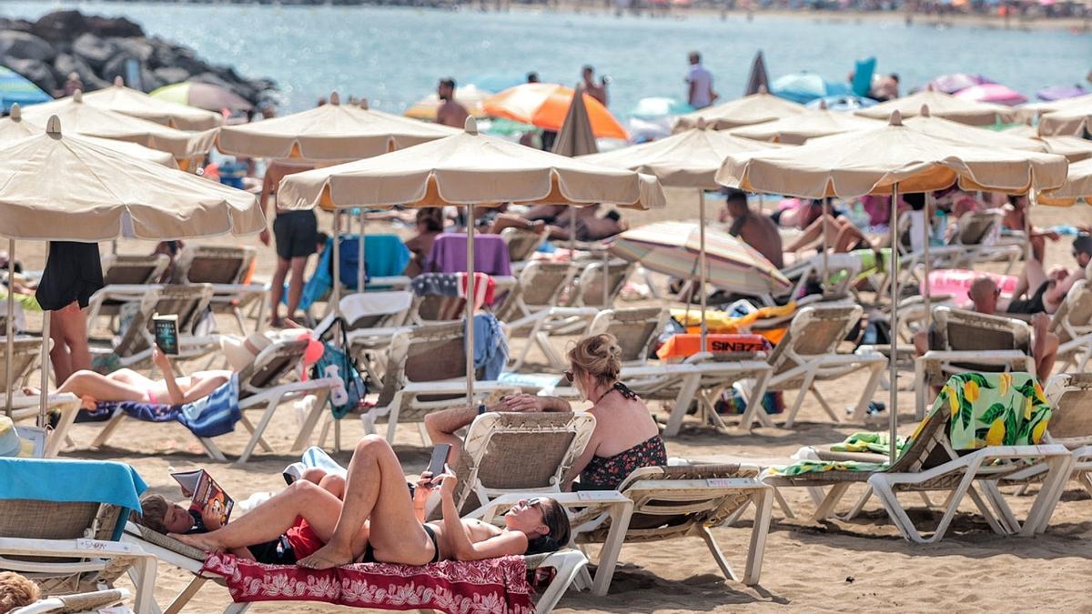 Turistas en la playa de Los Cristianos al sur de Tenerife