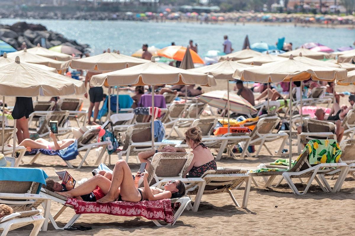 Un día en la playa de Los Cristianos, al sur de Tenerife.