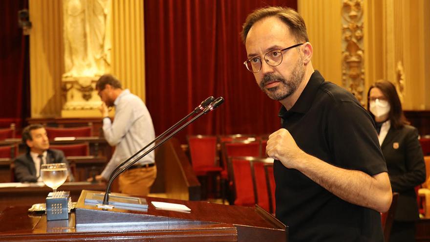 El diputado de Més per Menorca Josep Castells en una intervención del pleno.