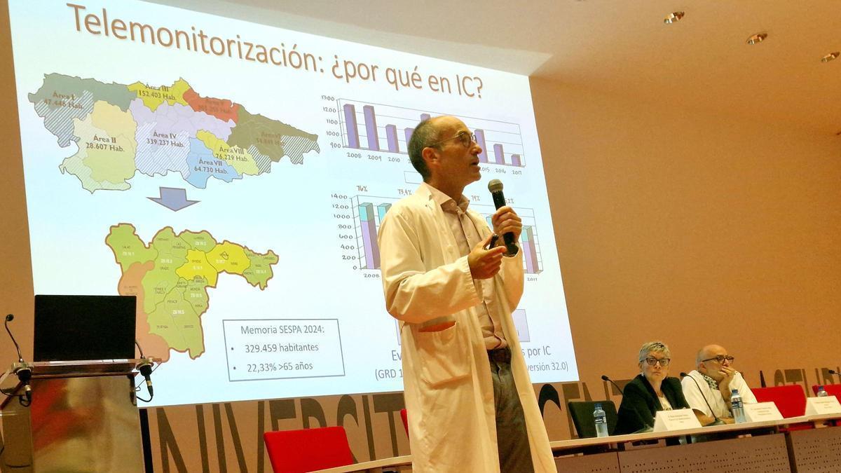 Álvaro González Franco, jefe de Medicina Interna del HUCA, explica el proyecto, con la consejera de Salud, Concepción Saavedra, y el gerente del HUCA y del área 2, Miguel Rodríguez, al fondo.
