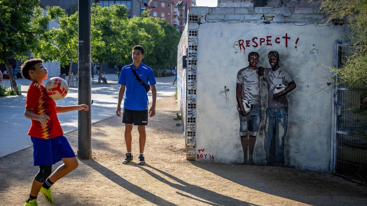 Graffiti de TVBoy's de los jugadores Lamine Yamal y Nico Williams en Glòries.