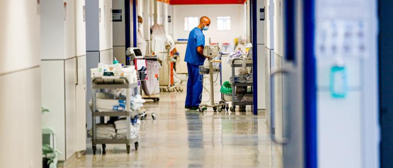Hay más de 70 pacientes ingresados en el Hospital Can Misses a causa del virus.