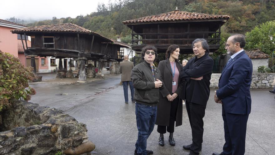 Shigeru Ban disfruta en Asturias: el arquitecto premio &quot;Princesa&quot; de la Concordia visita los hórreos