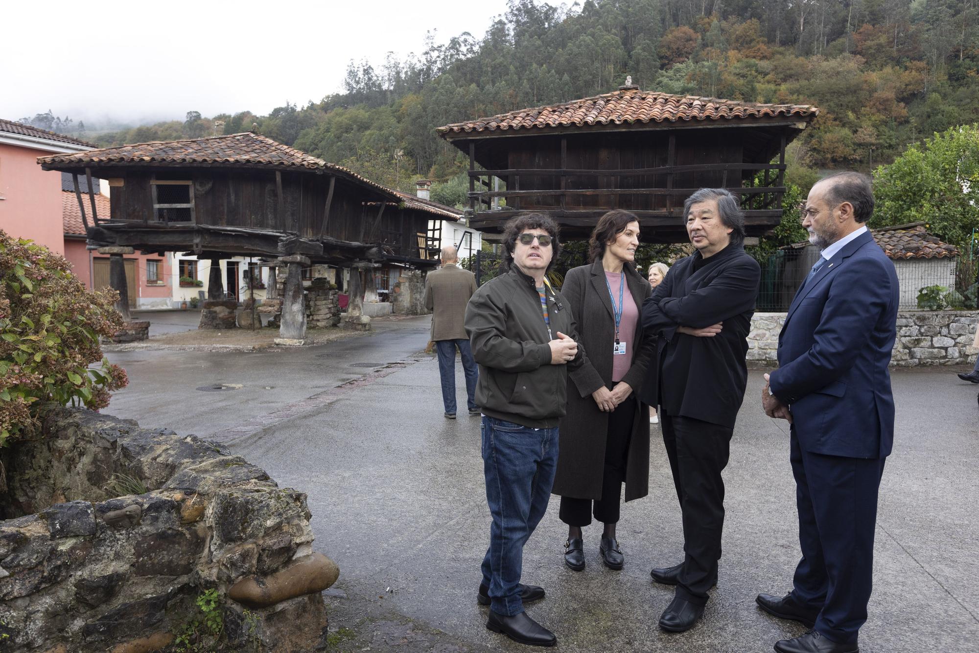 Shigeru Ban disfruta en Asturias: el arquitecto premio "Princesa" de la Concordia visita los hórreos