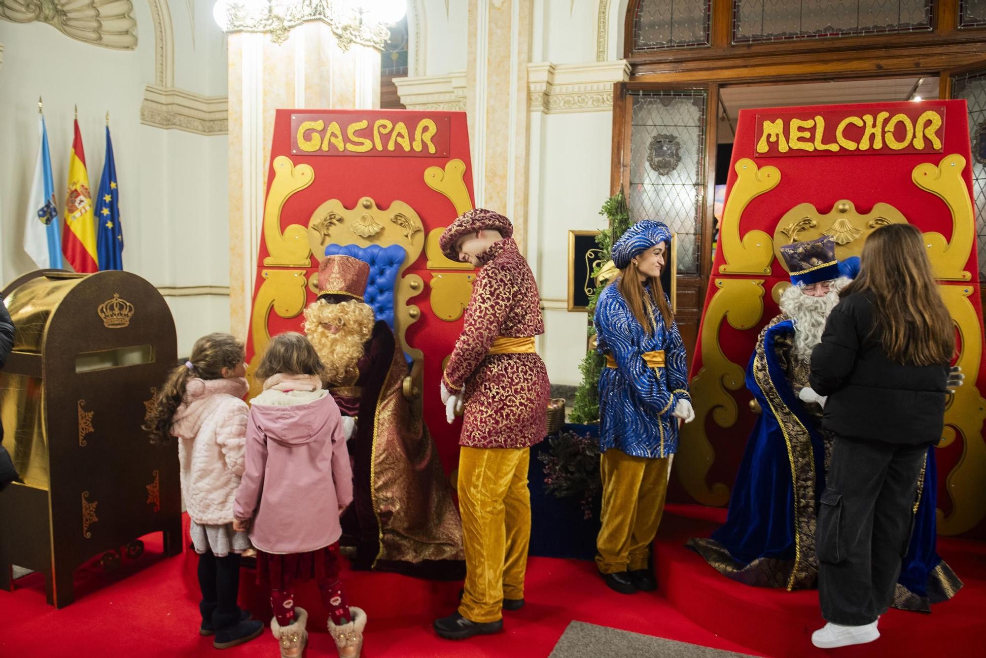 Los Reyes Magos ya reciben a los niños en María Pita