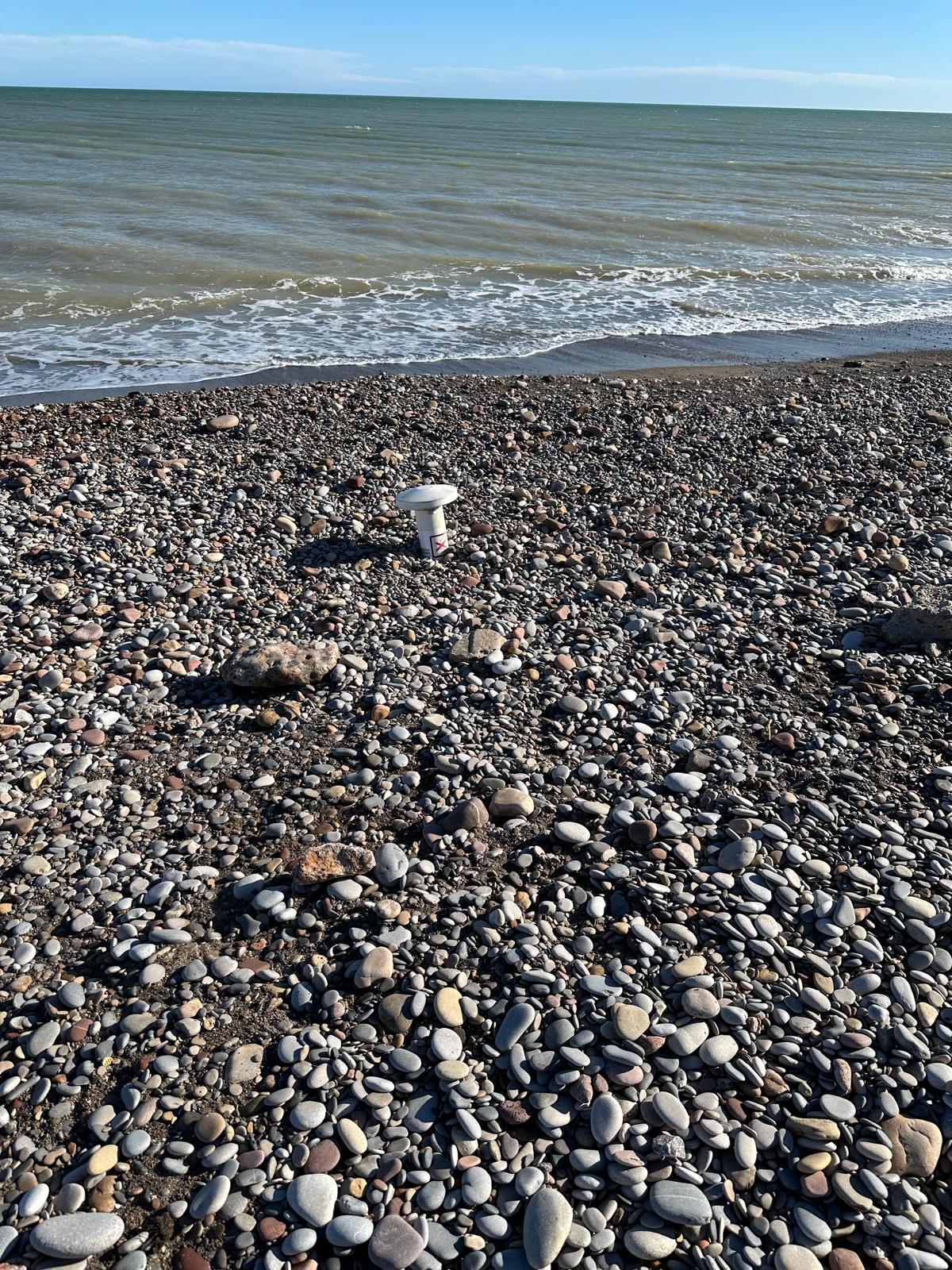 Un lavapiés prácticamente soterrado en la playa Malvarrosa de Sagunt.