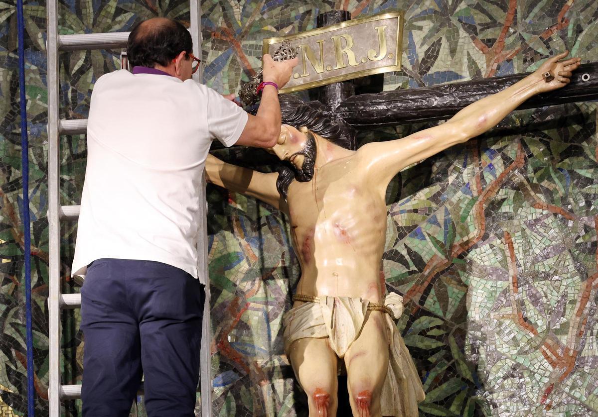 Emocionante descendimiento del Cristo de la Victoria en la Basílica Santa María de Vigo
